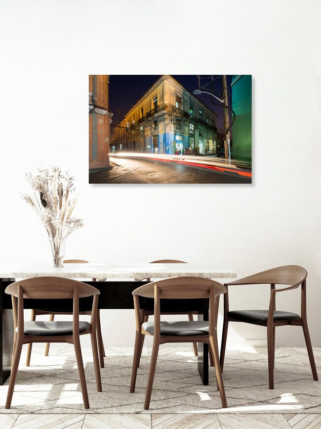 Evening at the Pizzeria, Kuba – Fotokunst von Eva Stadler als Poster oder Acrylglasbild