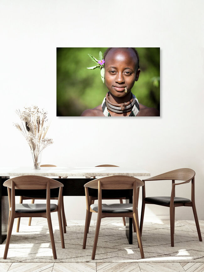 Hamer Girl with Flower, Äthiopien – Fotokunst von Miro May als Poster oder Acrylglasbild
