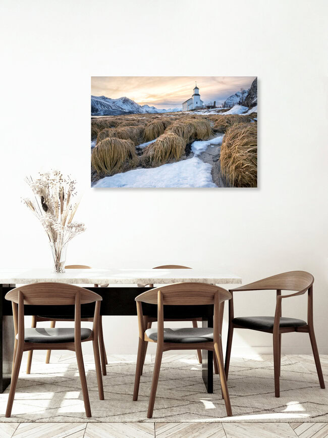 Kirche bei Gimsøy vor Sonnenaufgang, Norwegen – Fotokunst von Michael Stein als Poster oder Acrylglasbild