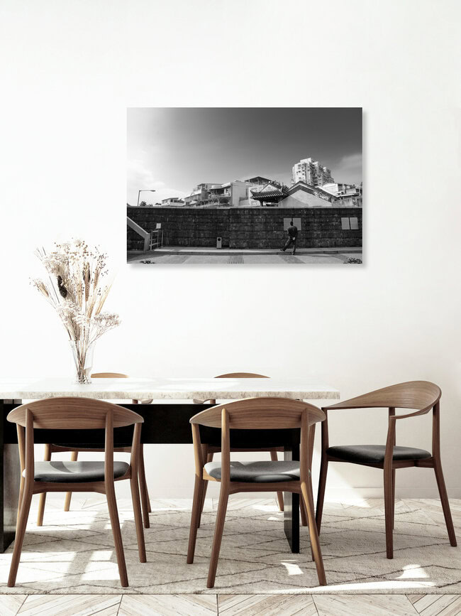 man & wall, China – Fotokunst von Aleksi Lausti als Poster oder Acrylglasbild