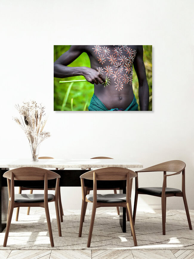 Blumen an meinem Körper, Äthiopien – Fotokunst von Miro May als Poster oder Acrylglasbild