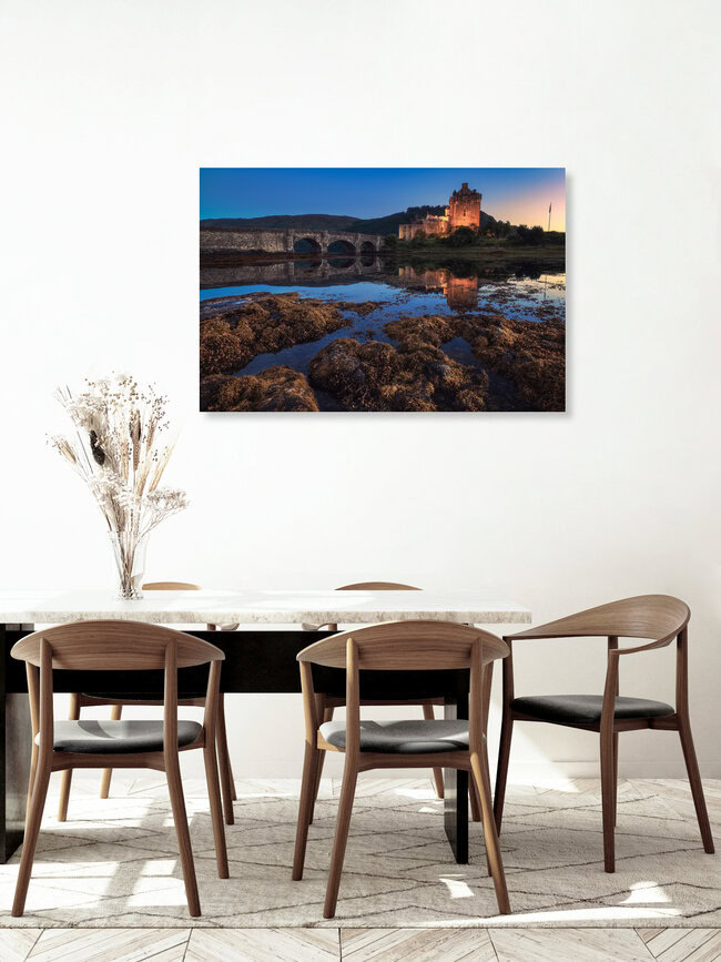 Eilean Donan Castle Sonnenuntergang, Großbritannien – Fotokunst von Jean Claude Castor als Poster oder Acrylglasbild