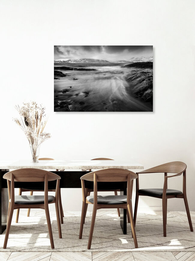 Black & White Coast, Norwegen – Fotokunst von Sebastian Worm als Poster oder Acrylglasbild