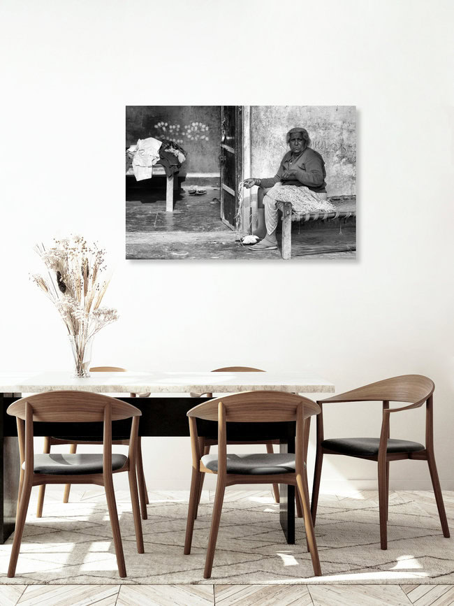 Portrait Village lady, Indien – Fotokunst von Jagdev Singh als Poster oder Acrylglasbild