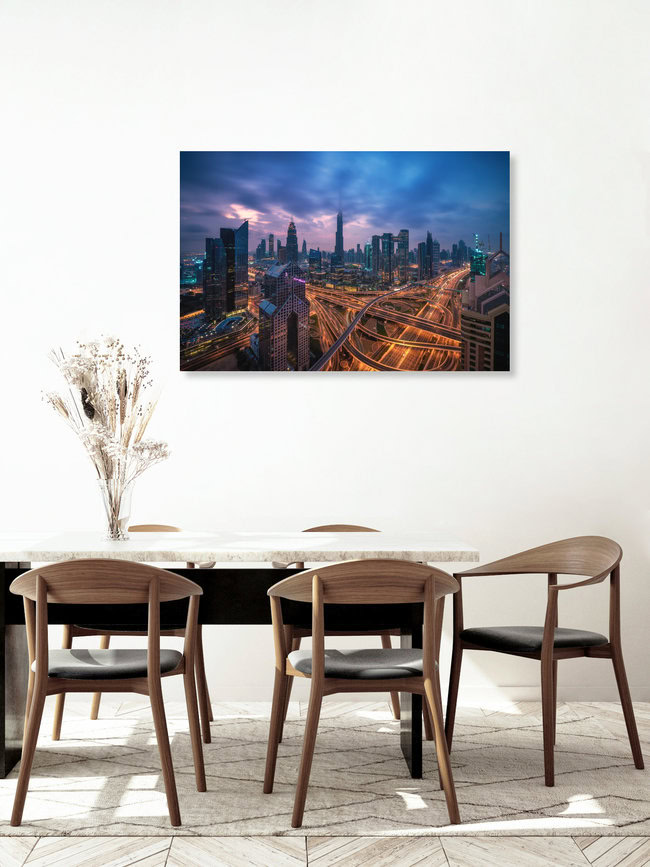 Dubai Skyline in den Wolken, Vereinigte Arabische Emirate – Fotokunst von Jean Claude Castor als Poster oder Acrylglasbild