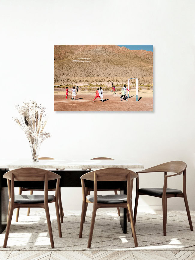 Frauenfußball in der Wüste, Argentinien – Fotokunst von Felix Dorn als Poster oder Acrylglasbild
