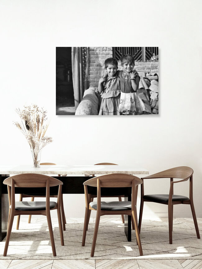 Sisters, Indien – Fotokunst von Jagdev Singh als Poster oder Acrylglasbild