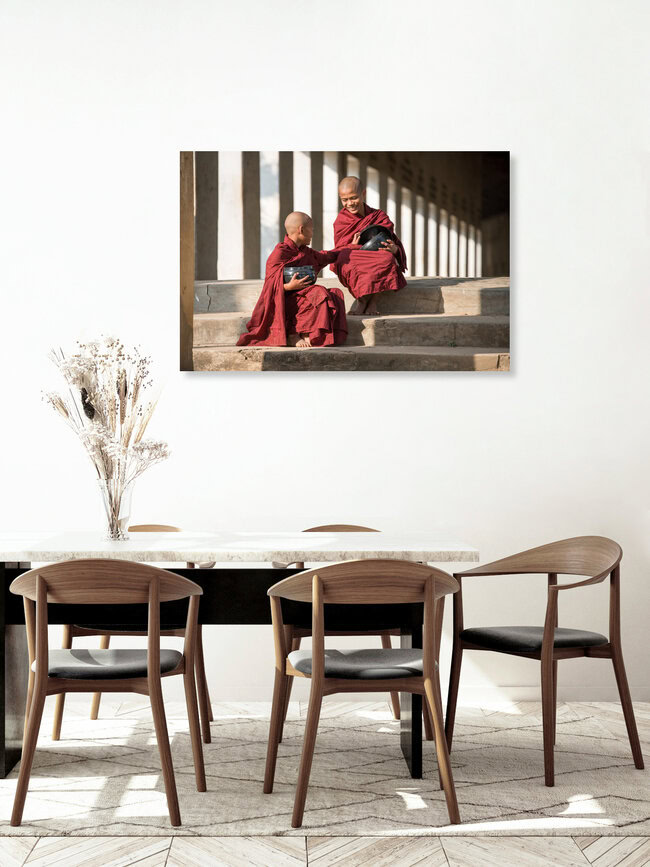 Zwei buddhistische Mönche mit Reisschalen in Myanmar, Myanmar – Fotokunst von Jan Becke als Poster oder Acrylglasbild