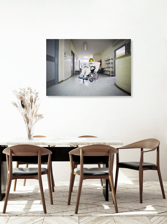 Der Protestonaut im Rollstuhl, Griechenland – Fotokunst von Sophia Hauk als Poster oder Acrylglasbild