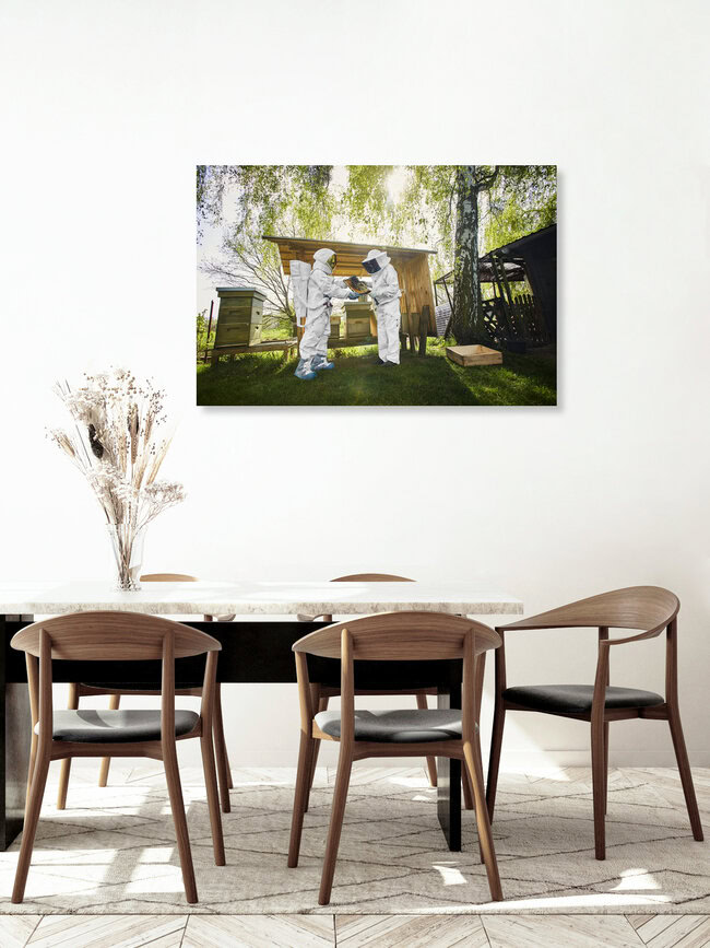 Der Protestonaut und der Imker vor einem Bienenstock, Deutschland – Fotokunst von Sophia Hauk als Poster oder Acrylglasbild