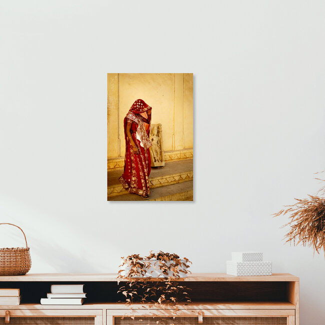 Roter Sari, Indien – Fotokunst von Jens Benninghofen als Poster oder Acrylglasbild