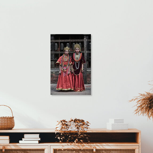 Newari girls from Nepal, Nepal – Fotokunst von Jan Møller Hansen als Poster oder Acrylglasbild