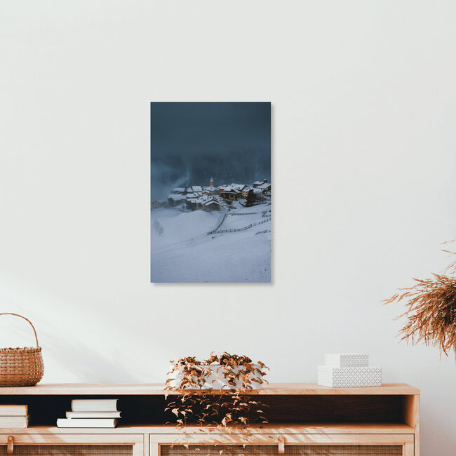 Schweizer Bergdorf im Schneesturm, Schweiz – Fotokunst von Jan Keller als Poster oder Acrylglasbild