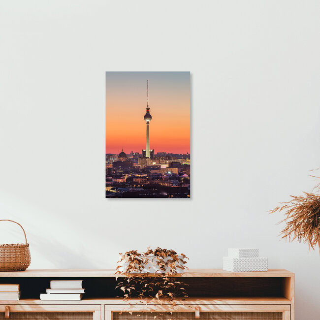 Berliner Fernsehturm nach Sonnenuntergang, Deutschland – Fotokunst von Robin Oelschlegel als Poster oder Acrylglasbild