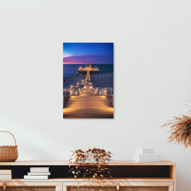 Seebrücke Sellin bei Nacht, Deutschland – Fotokunst von Jean Claude Castor als Poster oder Acrylglasbild