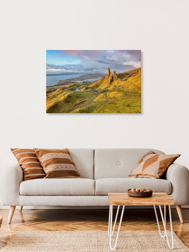 Morgens am Old Man of Storr auf der Isle of Skye in Schottland, Großbritannien – Fotokunst von Michael Valjak als Poster oder Acrylglasbild