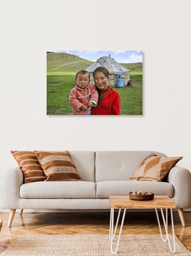 Geschwisterpaar, Kirgistan – Fotokunst von René Ruis als Poster oder Acrylglasbild