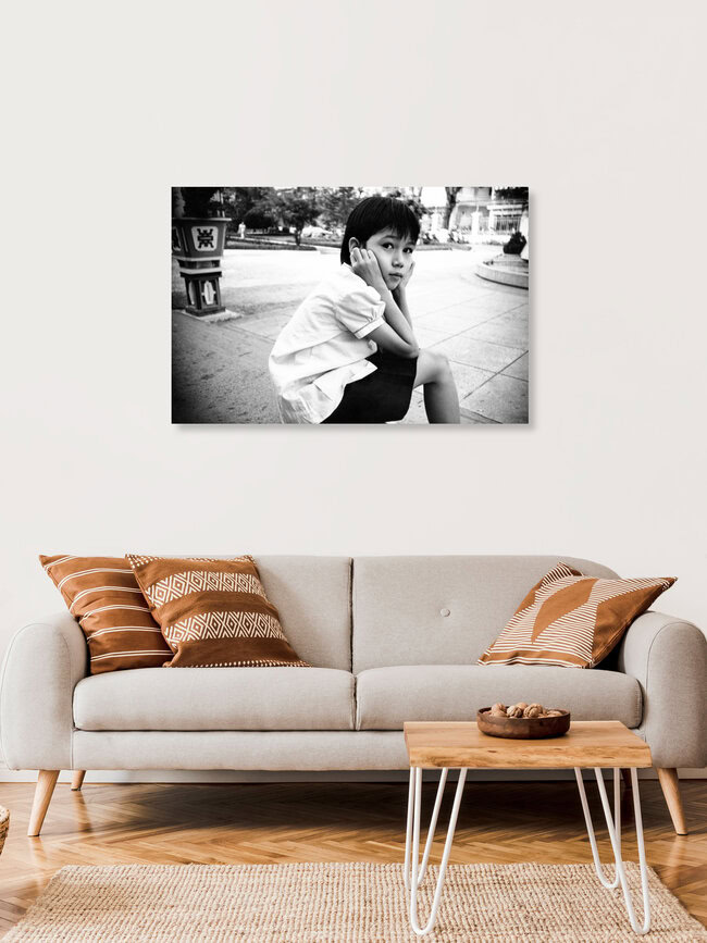 Vietnamesisches Mädchen in Saigon, Vietnam – Fotokunst von Jacqy Gantenbrink als Poster oder Acrylglasbild