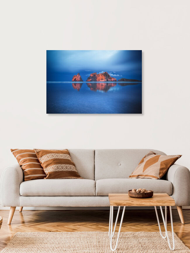 Neuseeland Wharariki Beach mit Alpenglühen, Neuseeland – Fotokunst von Jean Claude Castor als Poster oder Acrylglasbild