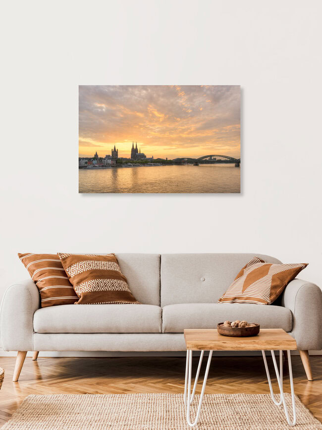 Die Skyline von Köln bei Sonnenuntergang, Deutschland – Fotokunst von Michael Valjak als Poster oder Acrylglasbild