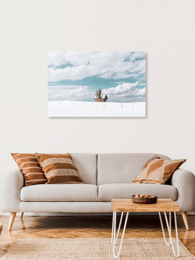 Winterlandschaft mit einsamer Hütte und Baum, Schweiz – Fotokunst von Thomas Staubli als Poster oder Acrylglasbild