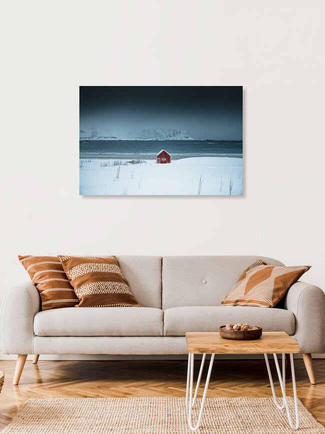 Johannes Hulsch, Rotes Haus an der schneebedeckten Küste von Ramberg in Norwegen - Norwegen, Europa