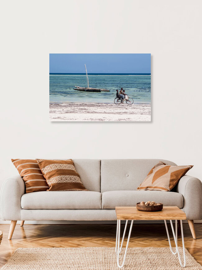 Strandrad, Tansania – Fotokunst von Mathias Becker als Poster oder Acrylglasbild