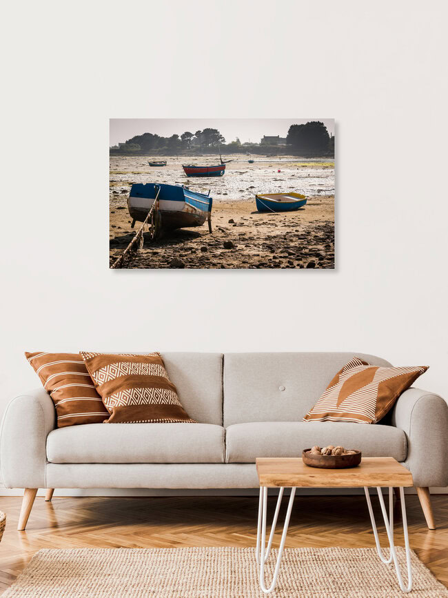 Boote bei Ebbe, Frankreich – Fotokunst von Monika Schwager als Poster oder Acrylglasbild