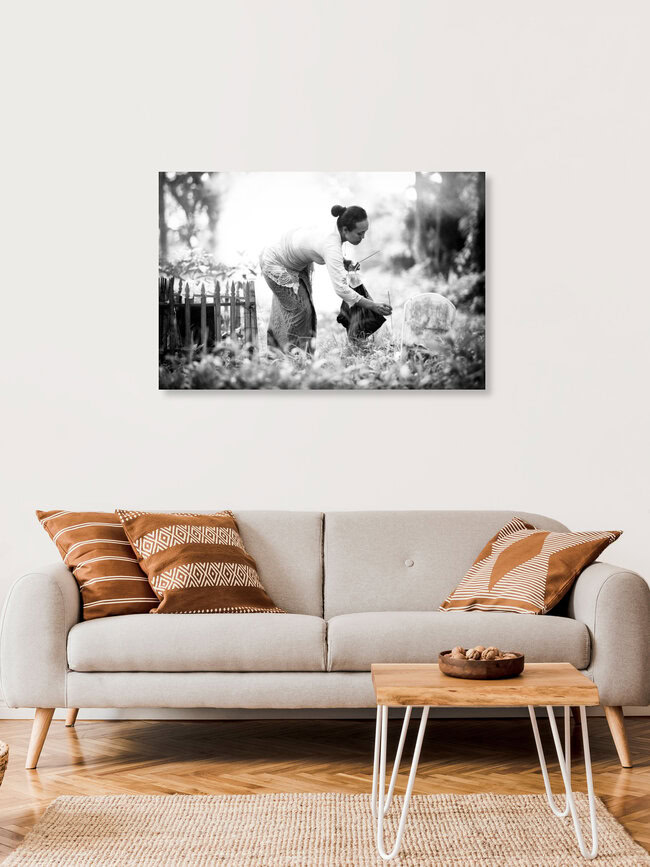 A quiet ceremony, Indonesien – Fotokunst von Ingetje Tadros als Poster oder Acrylglasbild