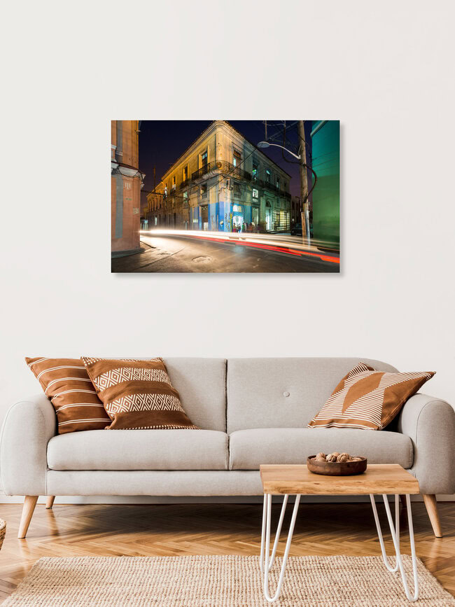 Evening at the Pizzeria, Kuba – Fotokunst von Eva Stadler als Poster oder Acrylglasbild