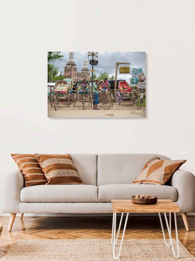 Rikscha zur Moschee, Bangladesh – Fotokunst von Miro May als Poster oder Acrylglasbild