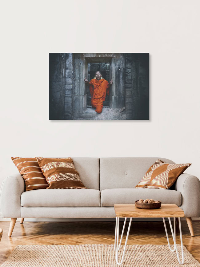Ein Mönch, Kambodscha – Fotokunst von Jürgen Wolf als Poster oder Acrylglasbild