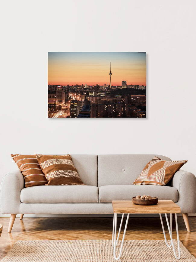 Berlin Skyline am Friedrichshain, Deutschland – Fotokunst von Jean Claude Castor als Poster oder Acrylglasbild