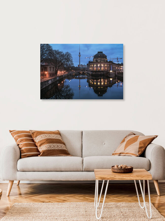 Berlin Museumsinsel, Deutschland – Fotokunst von Jean Claude Castor als Poster oder Acrylglasbild
