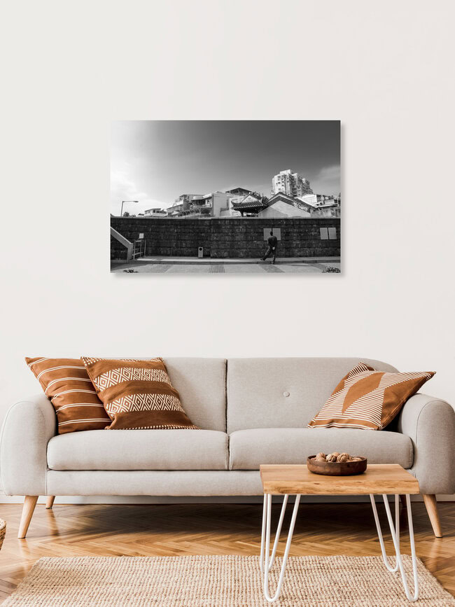 man & wall, China – Fotokunst von Aleksi Lausti als Poster oder Acrylglasbild