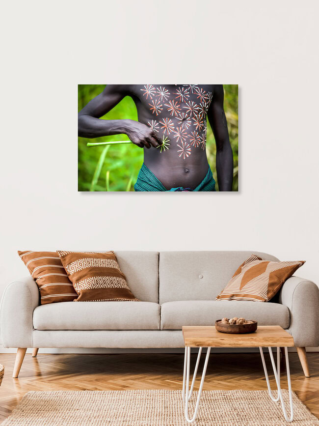 Blumen an meinem Körper, Äthiopien – Fotokunst von Miro May als Poster oder Acrylglasbild