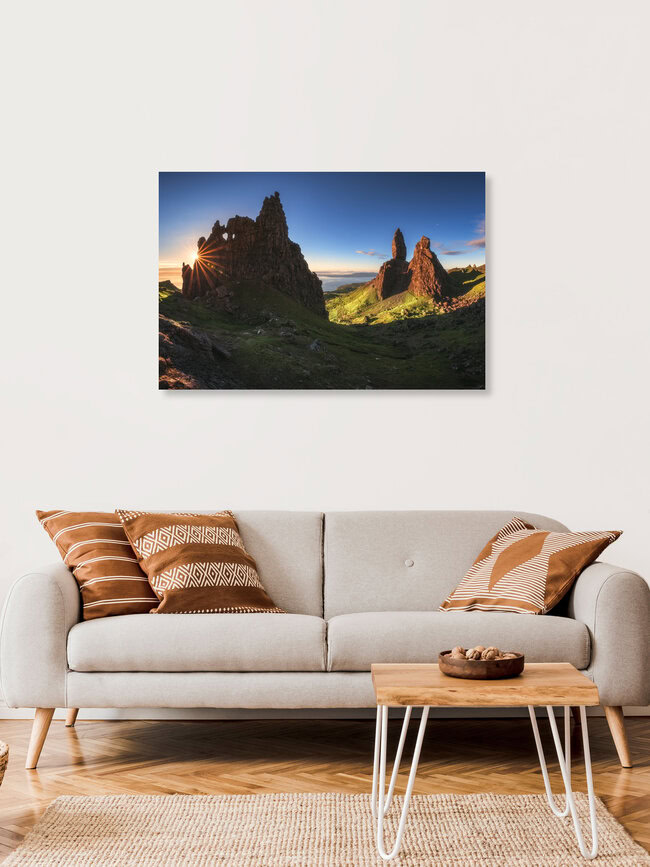 The Old Man of Storr Panorama zum Sonnenaufgang, Großbritannien – Fotokunst von Jean Claude Castor als Poster oder Acrylglasbild