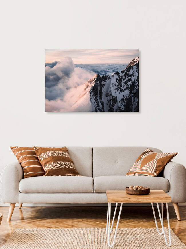 Schneebedeckte Berge im Abendlicht, Schweiz – Fotokunst von Lina Jakobi als Poster oder Acrylglasbild