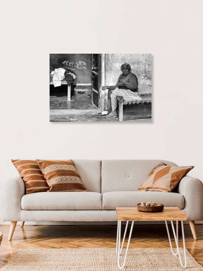 Portrait Village lady, Indien – Fotokunst von Jagdev Singh als Poster oder Acrylglasbild