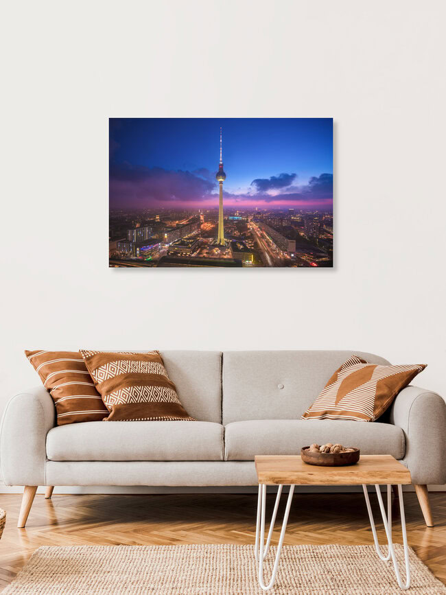 Berliner Fernsehturm zur blauen Stunde, Deutschland – Fotokunst von Jean Claude Castor als Poster oder Acrylglasbild