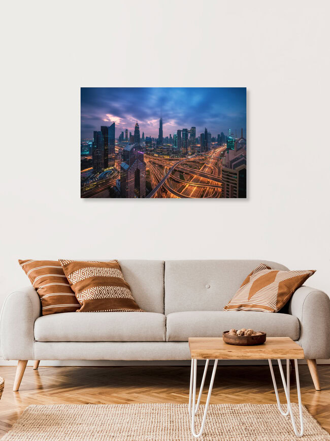 Dubai Skyline in den Wolken, Vereinigte Arabische Emirate – Fotokunst von Jean Claude Castor als Poster oder Acrylglasbild