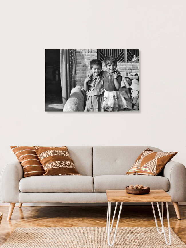 Sisters, Indien – Fotokunst von Jagdev Singh als Poster oder Acrylglasbild
