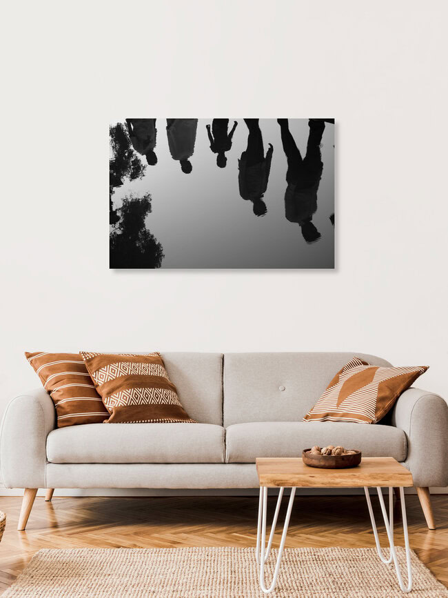 Reflection People Walking, Indien – Fotokunst von Jagdev Singh als Poster oder Acrylglasbild