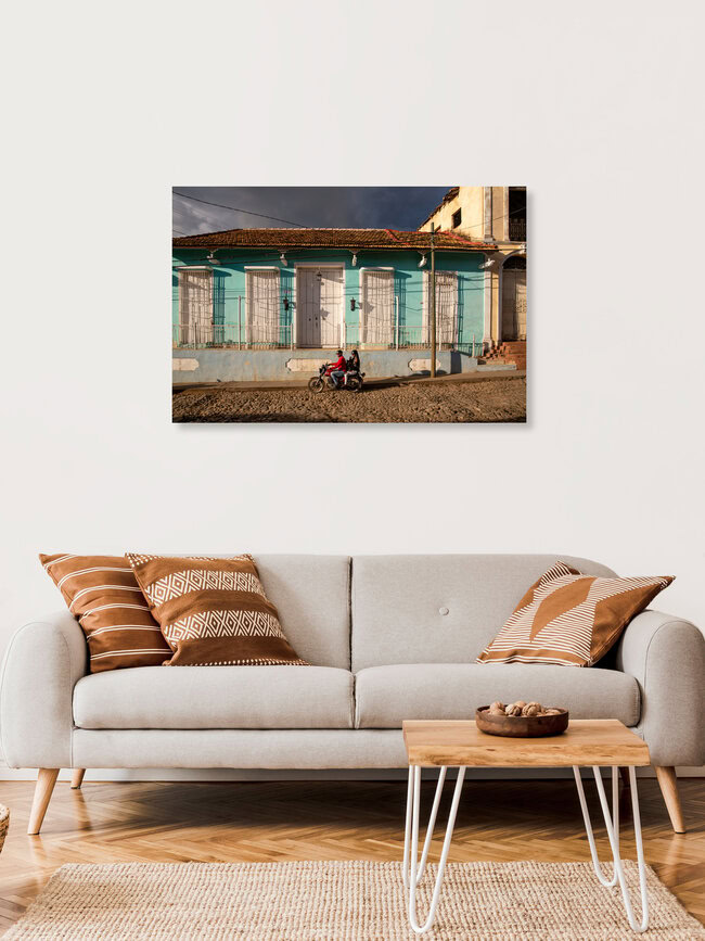Motorbike Trinidad, Kuba – Fotokunst von Miro May als Poster oder Acrylglasbild