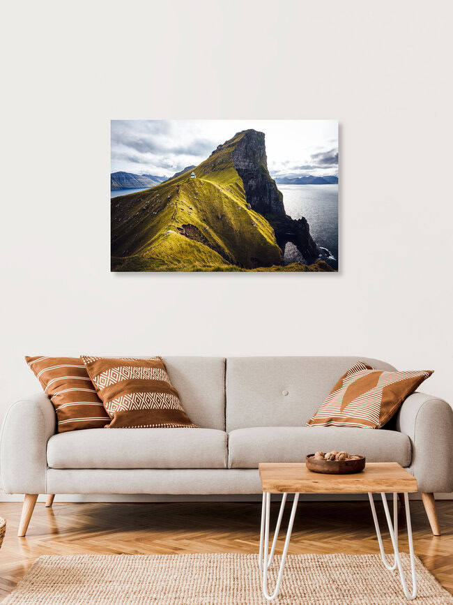 Leuchtturm Kallur beim Dorf Trøllanes auf der Insel Kalsoy, Färöer Inseln – Fotokunst von Eva Stadler als Poster oder Acrylglasbild