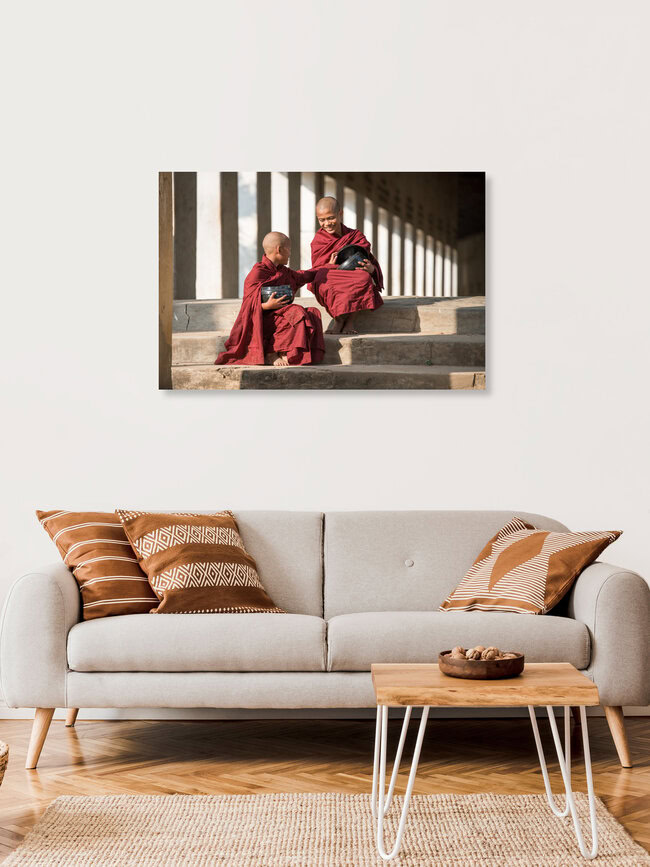 Zwei buddhistische Mönche mit Reisschalen in Myanmar, Myanmar – Fotokunst von Jan Becke als Poster oder Acrylglasbild