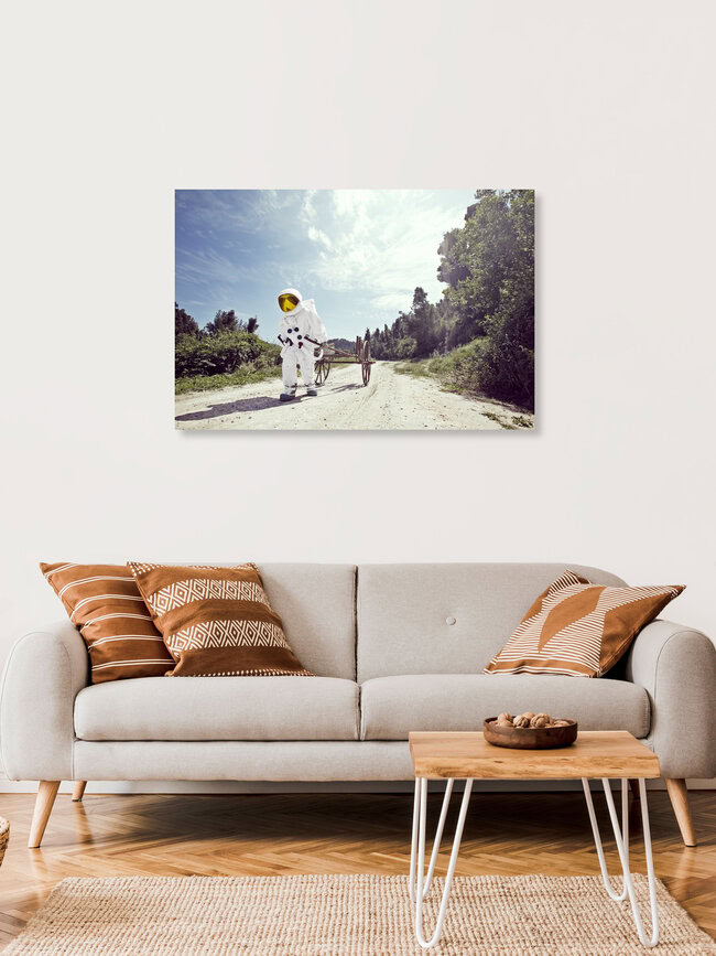 Der Protestonaut zieht einen leeren Holzkarren, Griechenland – Fotokunst von Sophia Hauk als Poster oder Acrylglasbild