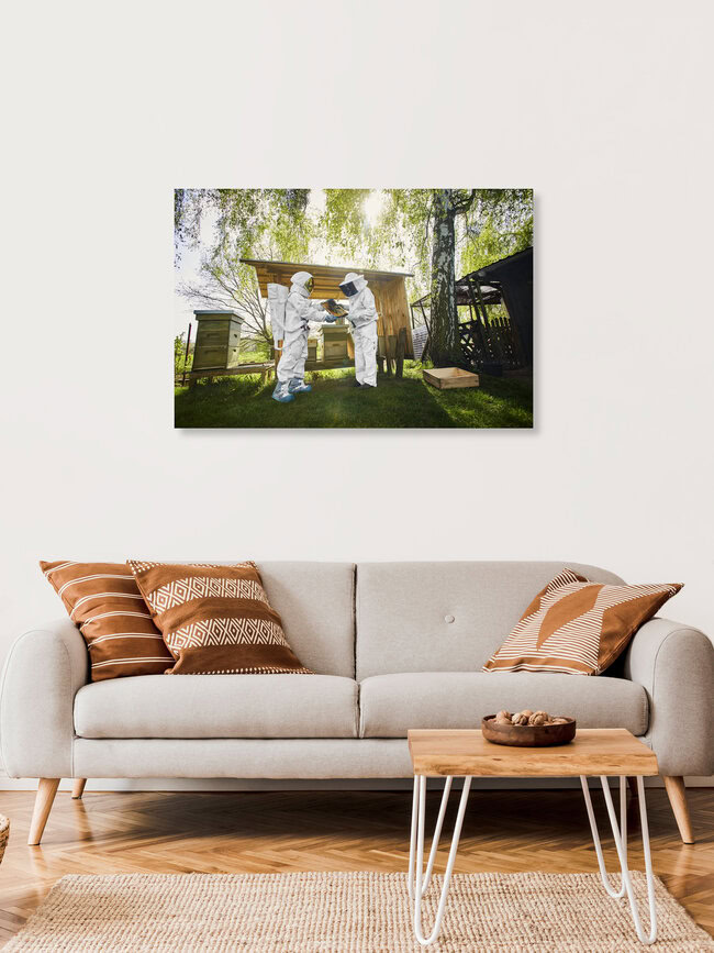 Der Protestonaut und der Imker vor einem Bienenstock, Deutschland – Fotokunst von Sophia Hauk als Poster oder Acrylglasbild