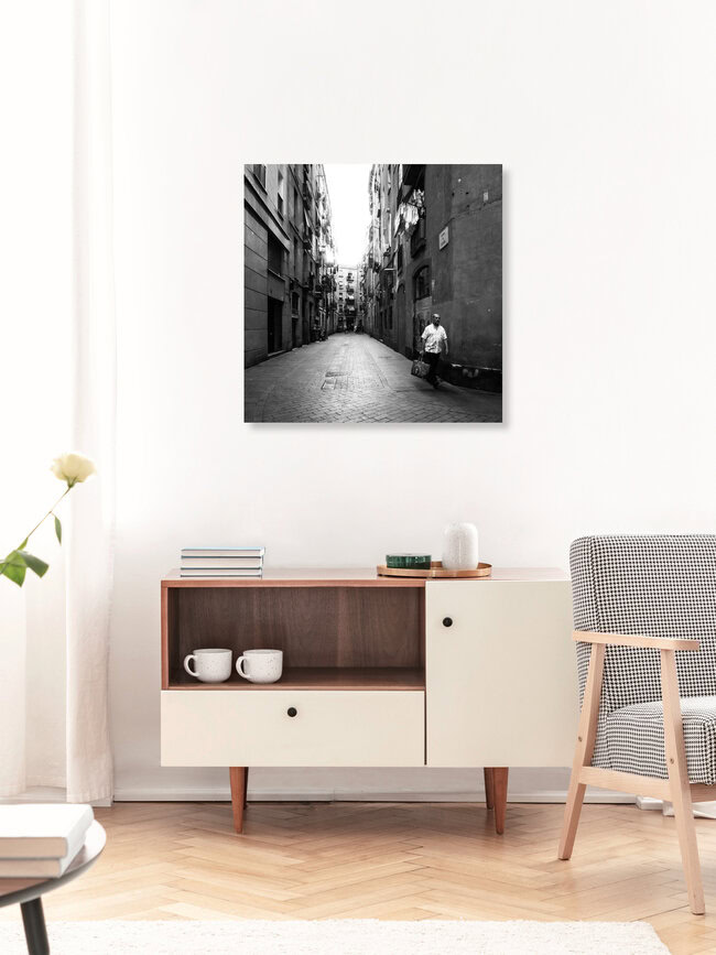 Man on a mission, Spanien – Fotokunst von Alexander Omarsson als Poster oder Acrylglasbild