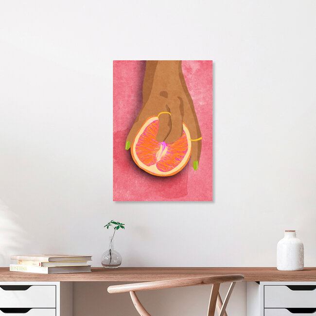 Illustration by Raissa Oltmanns: a hand holding a pink grapefruit